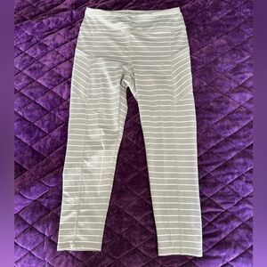 GAIAM Women’s Gray Striped cropped Leggings